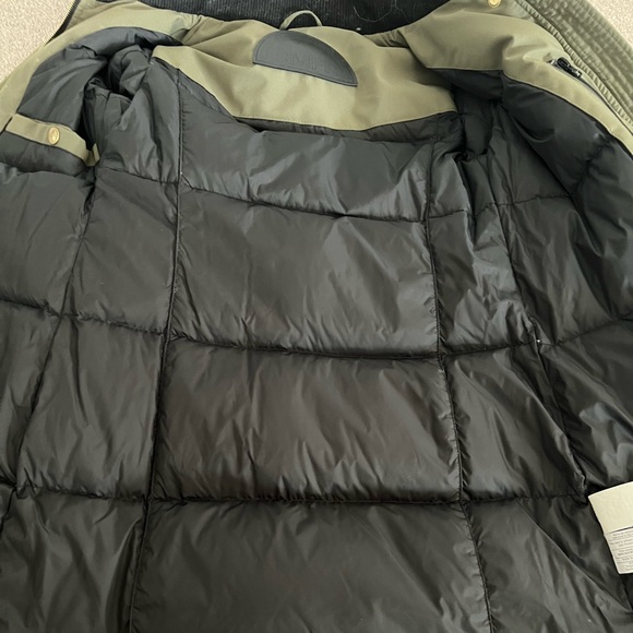 CMFR Women’s Down Parka with Coyote Fur Trim – Size XS
Rated for -30°C - Picture 7 of 16